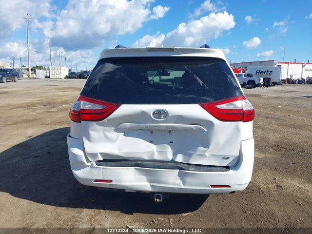 12713234 :رقم المزاد ، 5TDKZ3DC1JS959085 vin ، 2018 Toyota Sienna Le 8-passenger مزاد بيع