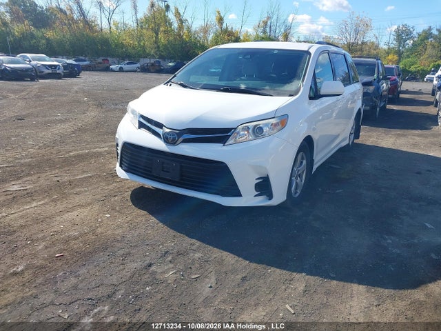 12713234 :رقم المزاد ، 5TDKZ3DC1JS959085 vin ، 2018 Toyota Sienna Le 8-passenger مزاد بيع
