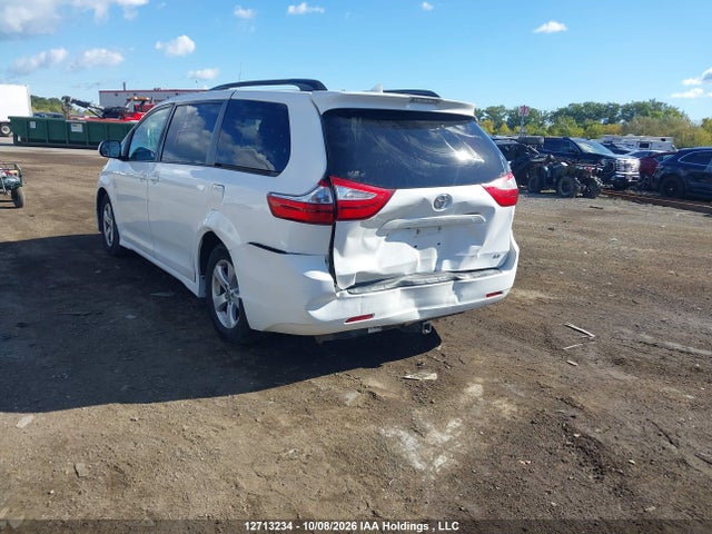 12713234 :رقم المزاد ، 5TDKZ3DC1JS959085 vin ، 2018 Toyota Sienna Le 8-passenger مزاد بيع