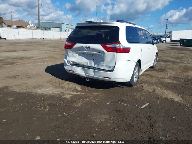 12713234 :رقم المزاد ، 5TDKZ3DC1JS959085 vin ، 2018 Toyota Sienna Le 8-passenger مزاد بيع