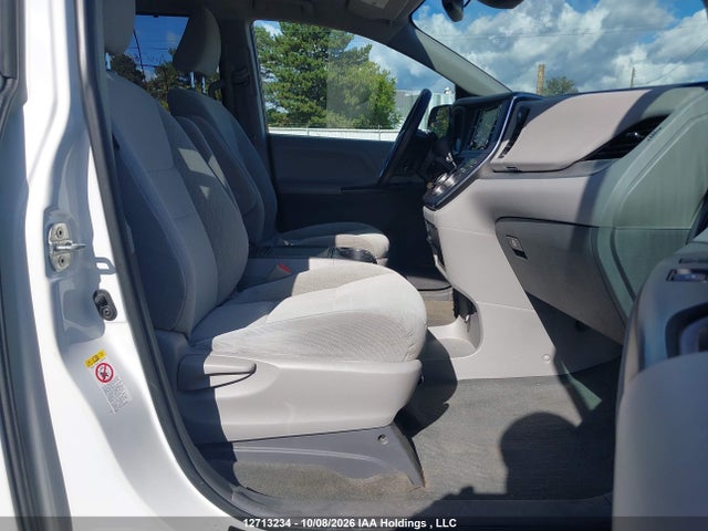 12713234 :رقم المزاد ، 5TDKZ3DC1JS959085 vin ، 2018 Toyota Sienna Le 8-passenger مزاد بيع