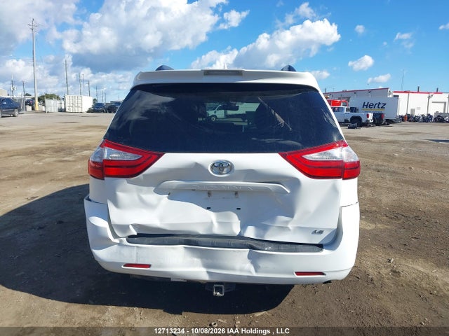 12713234 :رقم المزاد ، 5TDKZ3DC1JS959085 vin ، 2018 Toyota Sienna Le 8-passenger مزاد بيع