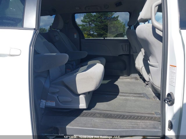 12713234 :رقم المزاد ، 5TDKZ3DC1JS959085 vin ، 2018 Toyota Sienna Le 8-passenger مزاد بيع