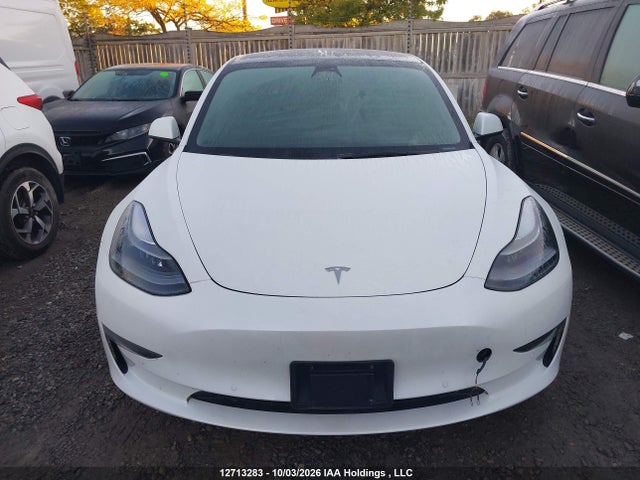 12713283 :رقم المزاد ، 5YJ3E1EA3NF355582 vin ، 2022 Tesla Model 3 مزاد بيع