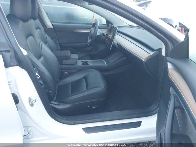 12713283 :رقم المزاد ، 5YJ3E1EA3NF355582 vin ، 2022 Tesla Model 3 مزاد بيع