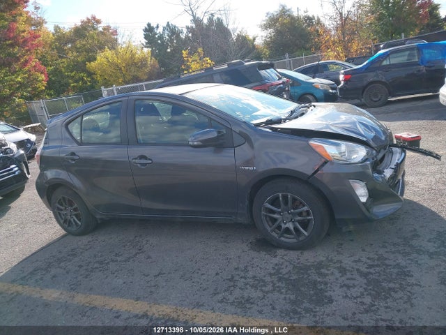 Toyota PRIUS C 2015 JTDKDTB30F1578866 Image 13