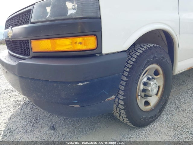 Chevrolet Express 2500 Work Van 2018 1GCWGAFPXJ1334869 Image 12