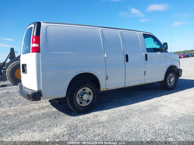 Chevrolet Express 2500 Work Van 2018 1GCWGAFPXJ1334869 Image 4