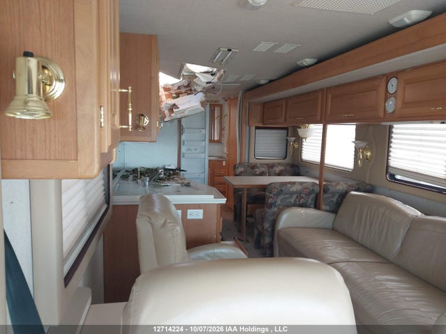 12714224 :رقم المزاد ، 4UZ6XFBA4YCG67404 vin ، 2000 Freightliner Chassis X Line Motor Home مزاد بيع