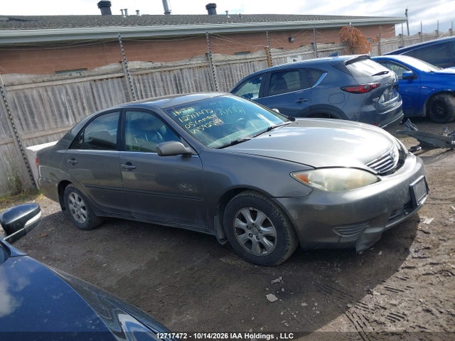 12717472 :رقم المزاد ، 4T1BF32K15U592544 vin ، 2005 Toyota Camry مزاد بيع