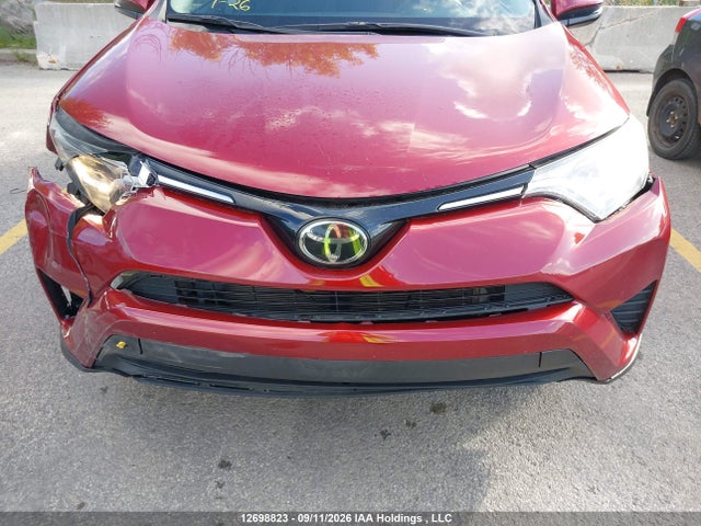12698823 :رقم المزاد ، 2T3BFREV8JW842324 vin ، 2018 Toyota Rav4 Le مزاد بيع