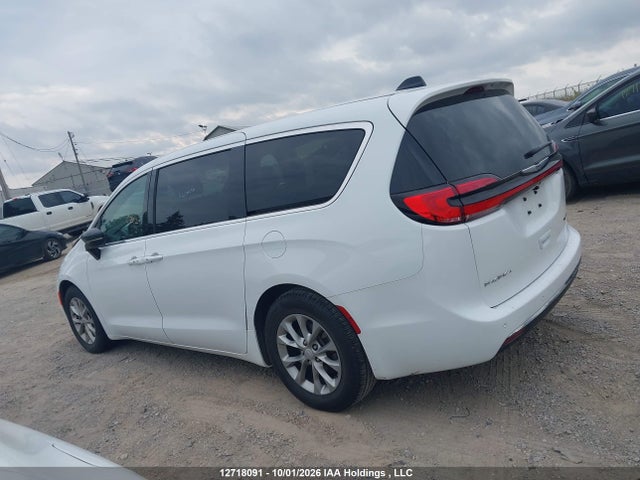 Chrysler Pacifica Limited 2026 2C4RC1GG3TR206205 Image 15