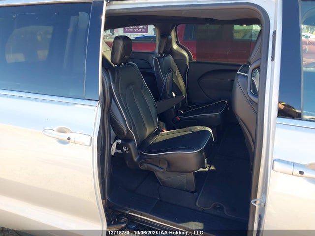 Chrysler Pacifica Limited 2026 2C4RC1GG4TR264047 Image 8