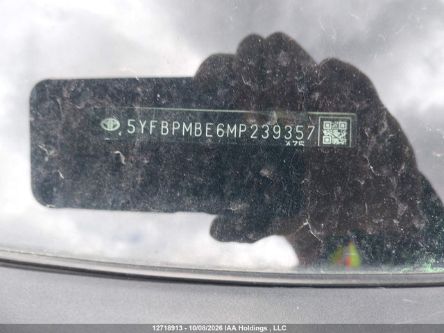 5YFBPMBE6MP239357 Toyota COROLLA LE
