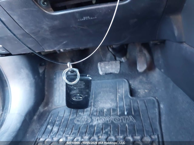 2T3JFREV5JW768114 Toyota RAV4 SE