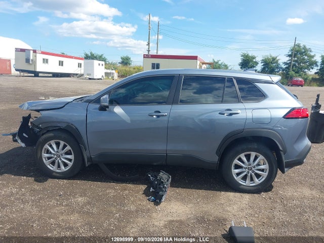12698999 :رقم المزاد ، 7MUCAABG5PV062307 vin ، 2023 Toyota Corolla Cross Le مزاد بيع
