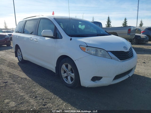 12719477 :رقم المزاد ، 5TDKK3DC3DS298491 vin ، 2013 Toyota Sienna Le مزاد بيع
