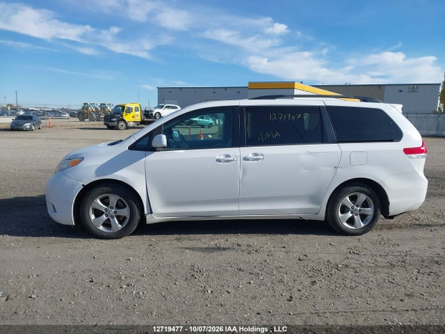 12719477 :رقم المزاد ، 5TDKK3DC3DS298491 vin ، 2013 Toyota Sienna Le مزاد بيع