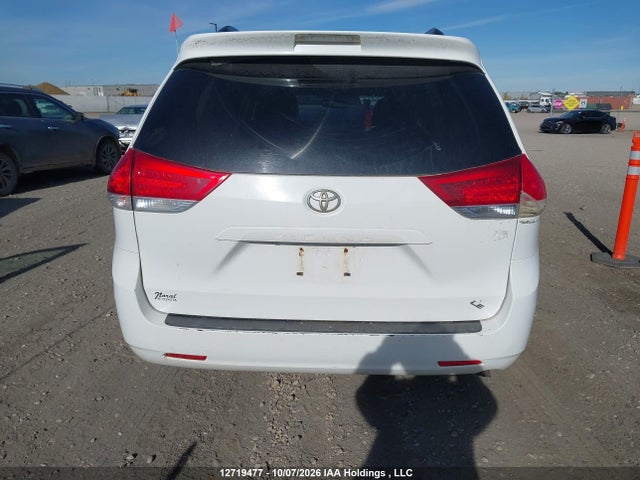 12719477 :رقم المزاد ، 5TDKK3DC3DS298491 vin ، 2013 Toyota Sienna Le مزاد بيع