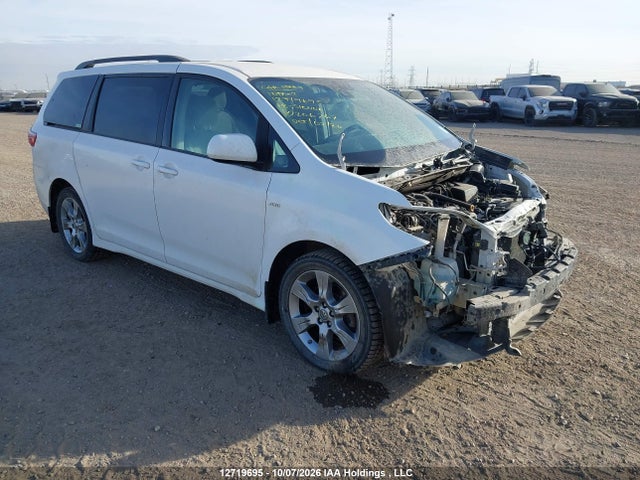 12719695 :رقم المزاد ، 5TDJZ3DC7JS206267 vin ، 2018 Toyota Sienna Le مزاد بيع