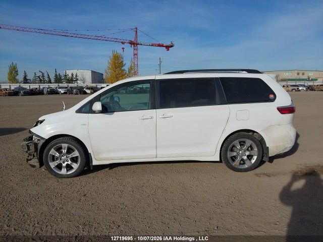 12719695 :رقم المزاد ، 5TDJZ3DC7JS206267 vin ، 2018 Toyota Sienna Le مزاد بيع