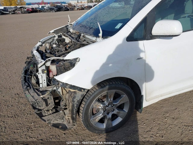 12719695 :رقم المزاد ، 5TDJZ3DC7JS206267 vin ، 2018 Toyota Sienna Le مزاد بيع
