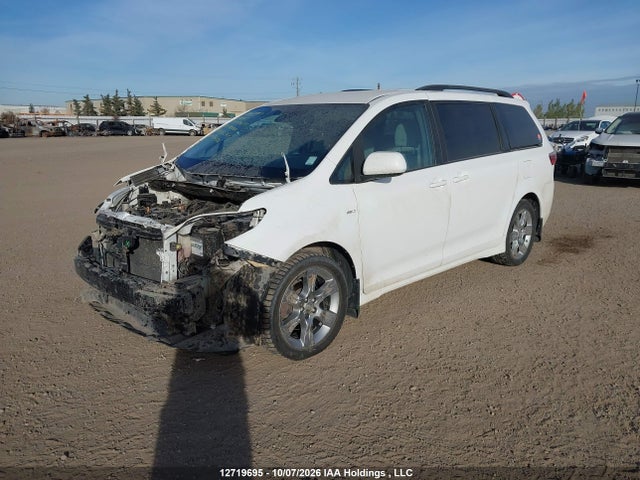 12719695 :رقم المزاد ، 5TDJZ3DC7JS206267 vin ، 2018 Toyota Sienna Le مزاد بيع