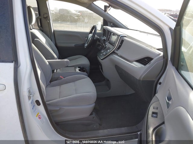 12719695 :رقم المزاد ، 5TDJZ3DC7JS206267 vin ، 2018 Toyota Sienna Le مزاد بيع
