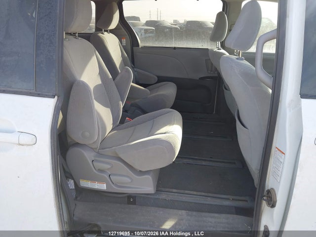 12719695 :رقم المزاد ، 5TDJZ3DC7JS206267 vin ، 2018 Toyota Sienna Le مزاد بيع
