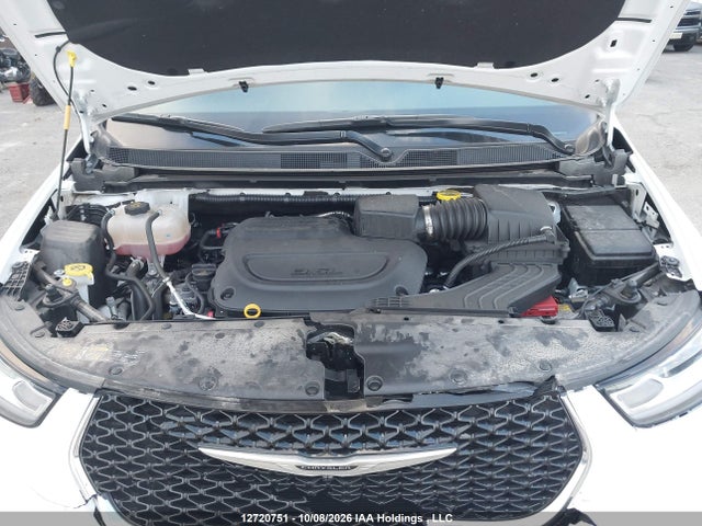 Chrysler Pacifica Limited 2026 2C4RC1GG5TR244227 Image 10