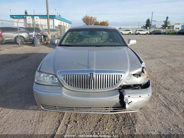 2005 Lincoln Town Car Signature Limited მანქანა იყიდება აუქციონზე, vin: 1LNHM82W45Y663874, აუქციონის ნომერი: 12721757