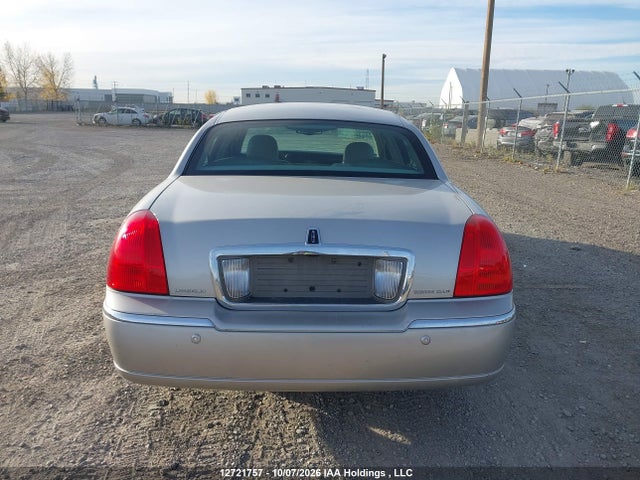 2005 Lincoln Town Car Signature Limited მანქანა იყიდება აუქციონზე, vin: 1LNHM82W45Y663874, აუქციონის ნომერი: 12721757