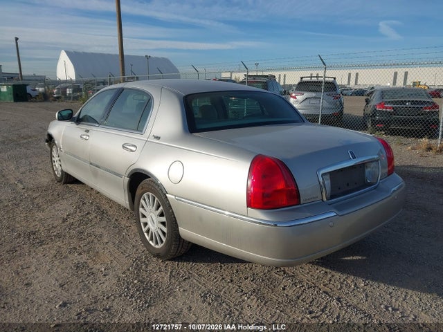 2005 Lincoln Town Car Signature Limited მანქანა იყიდება აუქციონზე, vin: 1LNHM82W45Y663874, აუქციონის ნომერი: 12721757