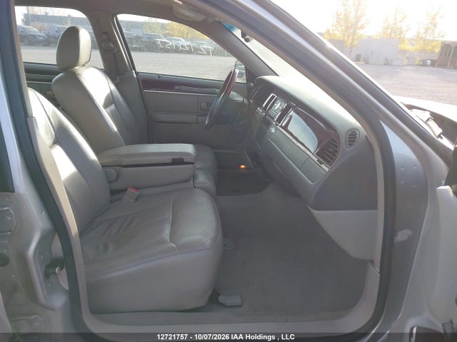 2005 Lincoln Town Car Signature Limited მანქანა იყიდება აუქციონზე, vin: 1LNHM82W45Y663874, აუქციონის ნომერი: 12721757