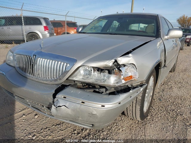 2005 Lincoln Town Car Signature Limited მანქანა იყიდება აუქციონზე, vin: 1LNHM82W45Y663874, აუქციონის ნომერი: 12721757