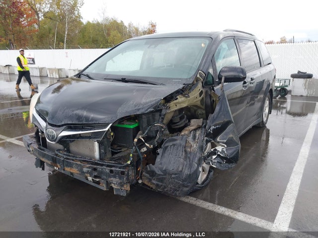 Toyota Sienna 2018 5TDKZ3DC6JS951726 Image 2