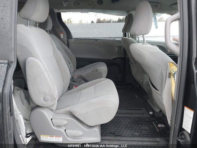 Toyota Sienna 2018 5TDKZ3DC6JS951726 Image 8