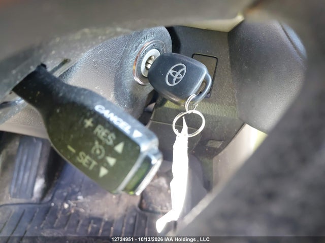 2T3ZFREV4FW157985 Toyota RAV4 LE