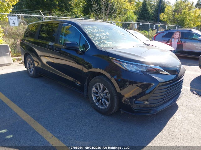 12706044 :رقم المزاد ، 5TDGRKEC8MS066107 vin ، 2021 Toyota Sienna Le 8-passenger مزاد بيع