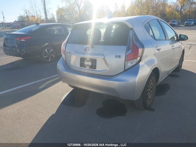 Toyota PRIUS C 2015 JTDKDTB3XF1583959 Image 4