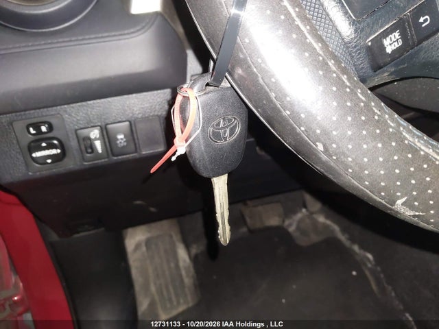 2T3ZFREV0FW210262 Toyota RAV4 LE