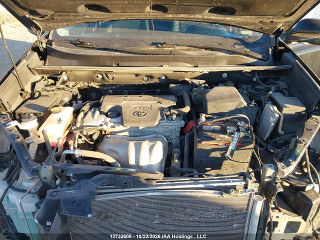 2T3BFREV0JW790932 Toyota RAV4 LE