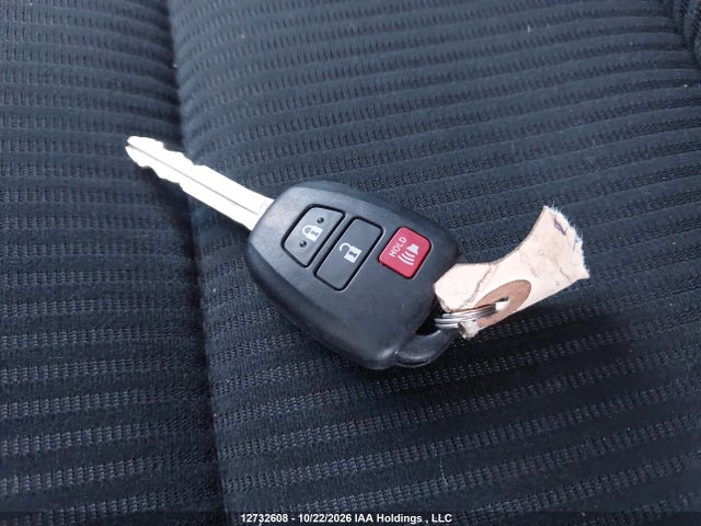 2T3BFREV0JW790932 Toyota RAV4 LE