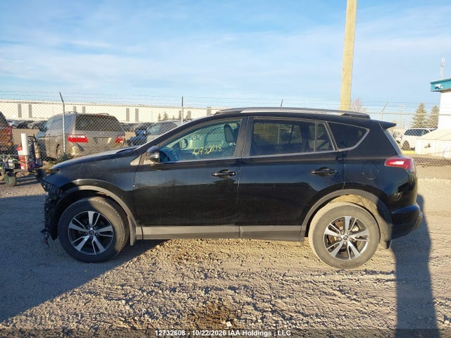 2T3BFREV0JW790932 Toyota RAV4 LE