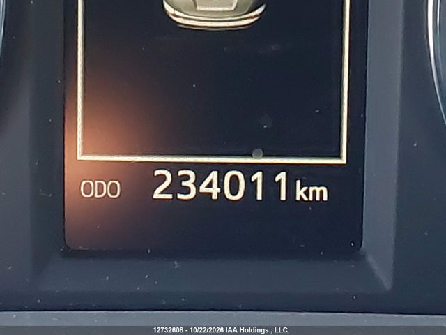 2T3BFREV0JW790932 Toyota RAV4 LE
