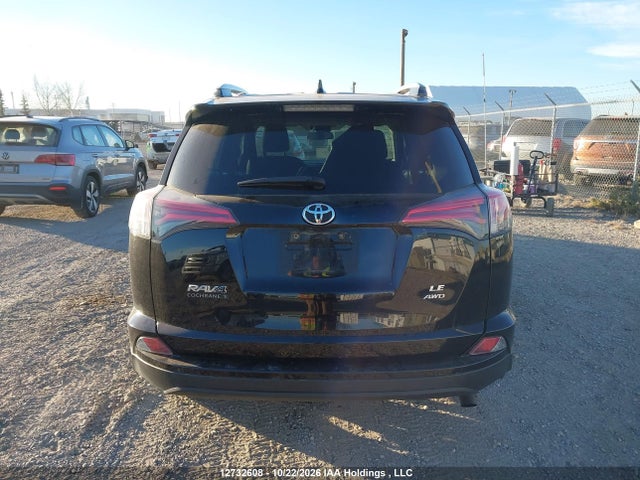 2T3BFREV0JW790932 Toyota RAV4 LE
