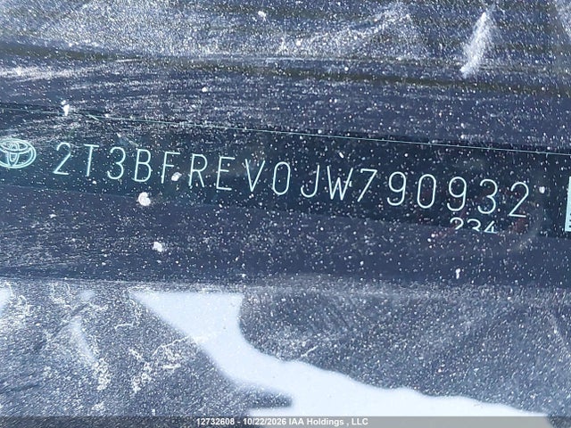 2T3BFREV0JW790932 Toyota RAV4 LE
