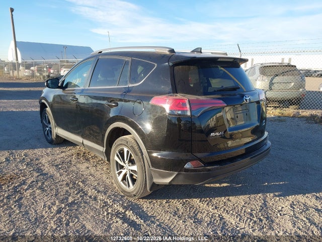 2T3BFREV0JW790932 Toyota RAV4 LE