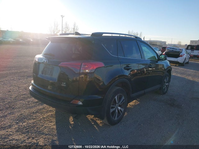 2T3BFREV0JW790932 Toyota RAV4 LE