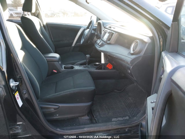 2T3BFREV0JW790932 Toyota RAV4 LE